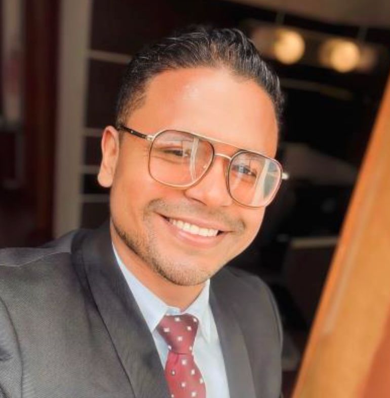 Hombre en traje con gafas sonriendo